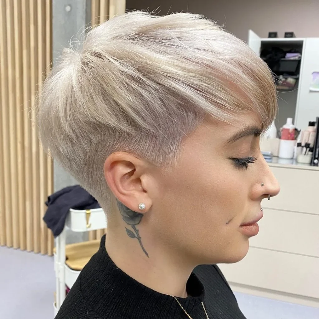 Platinblonder kurzer Pixie für kräftiges Haar