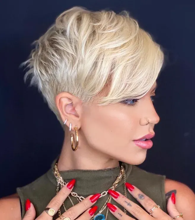 Platinblonder langer Pixie-Schnitt