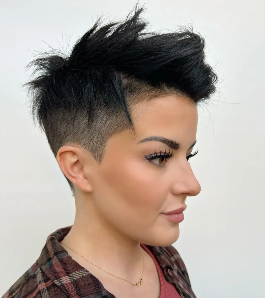 Spitz zulaufender Pixie-Schnitt mit Undercut
