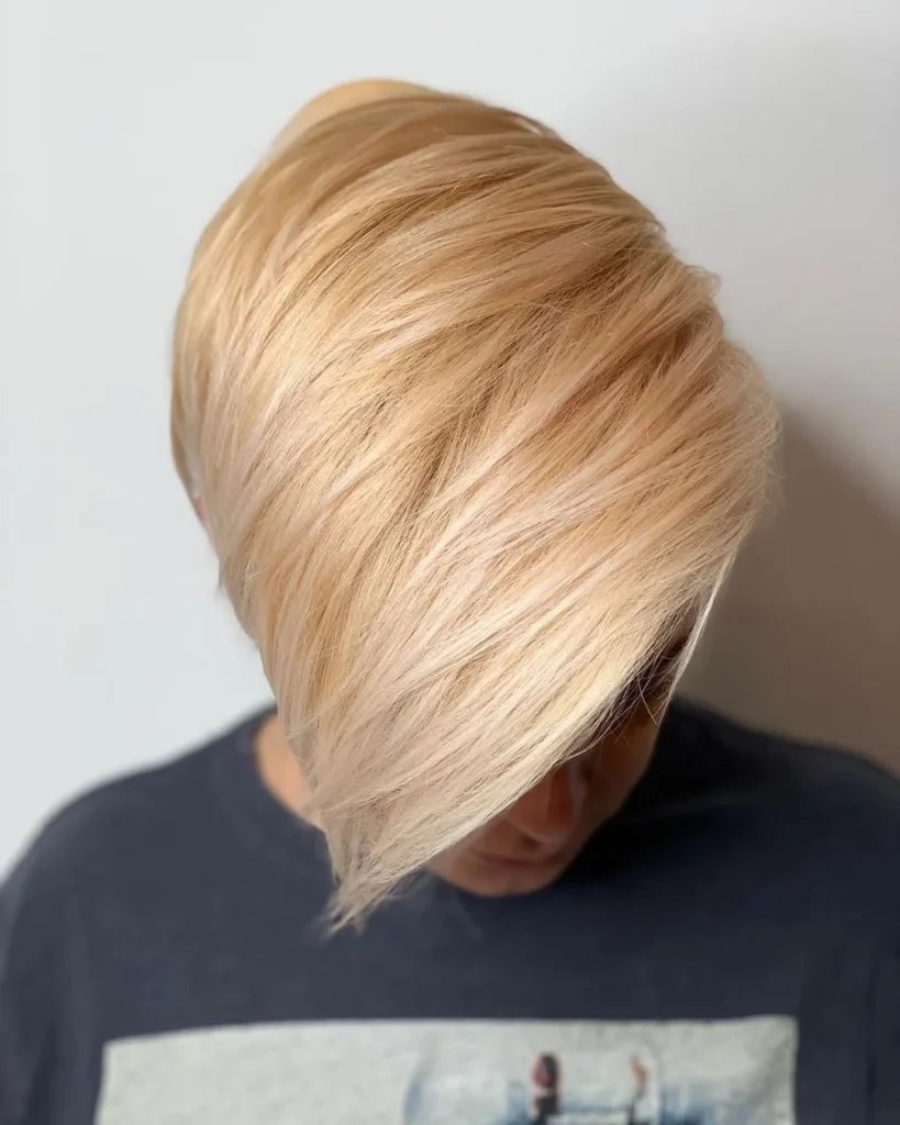 Gestufter goldblonder Bob