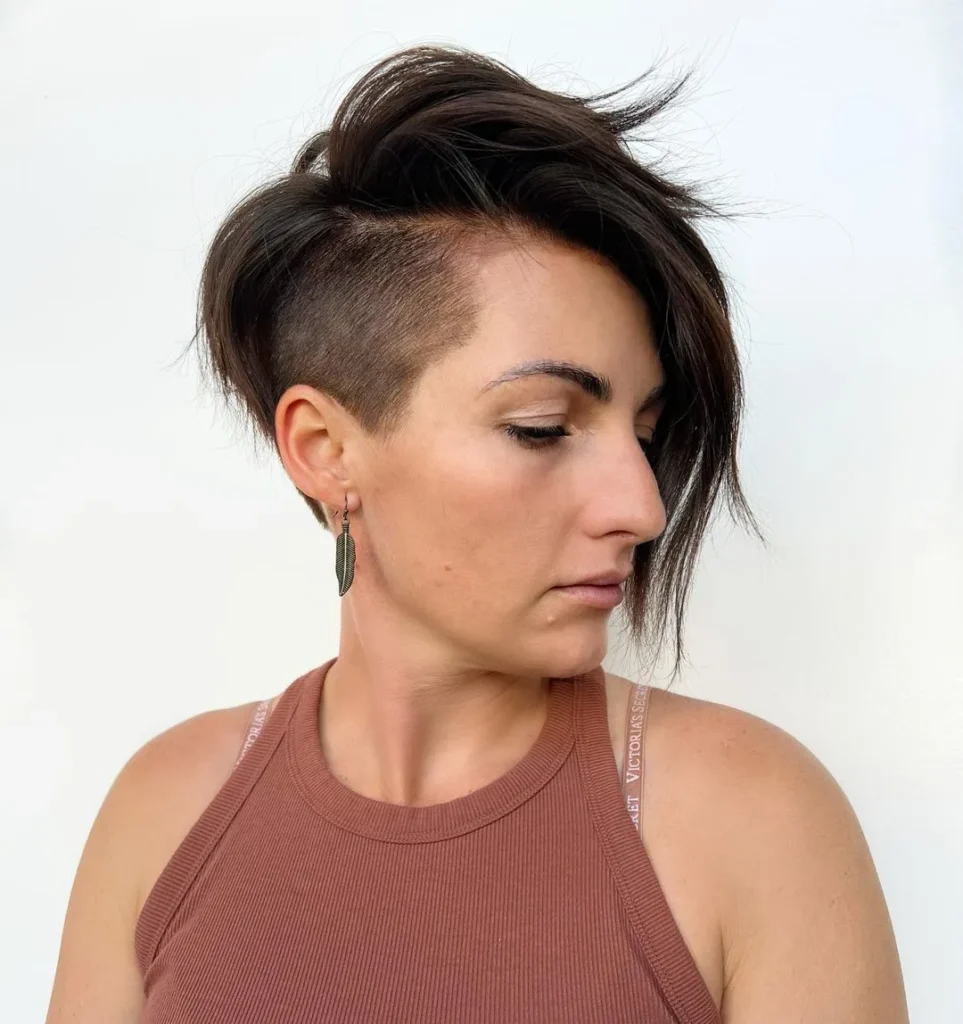 Asymmetrischer schräger Undercut-Bob