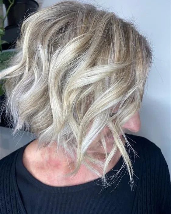 Verwuschelte Wellen Blonde Bob-Frisur