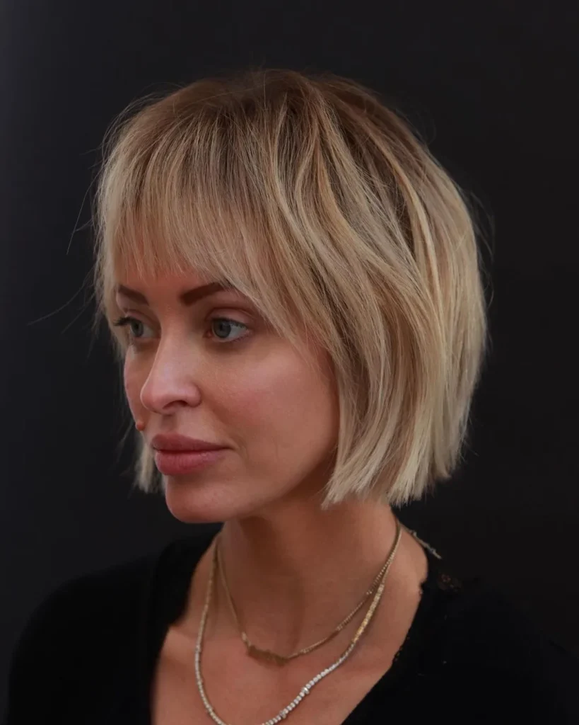 Voluminöser kurzer blonder Bob mit Pony