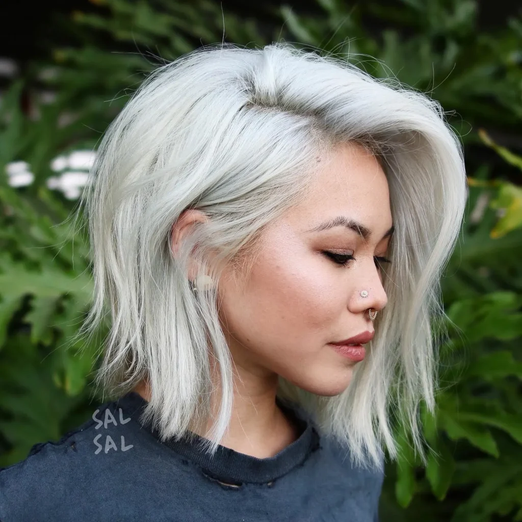 Voluminöser platinblonder Bob mit langem Pony