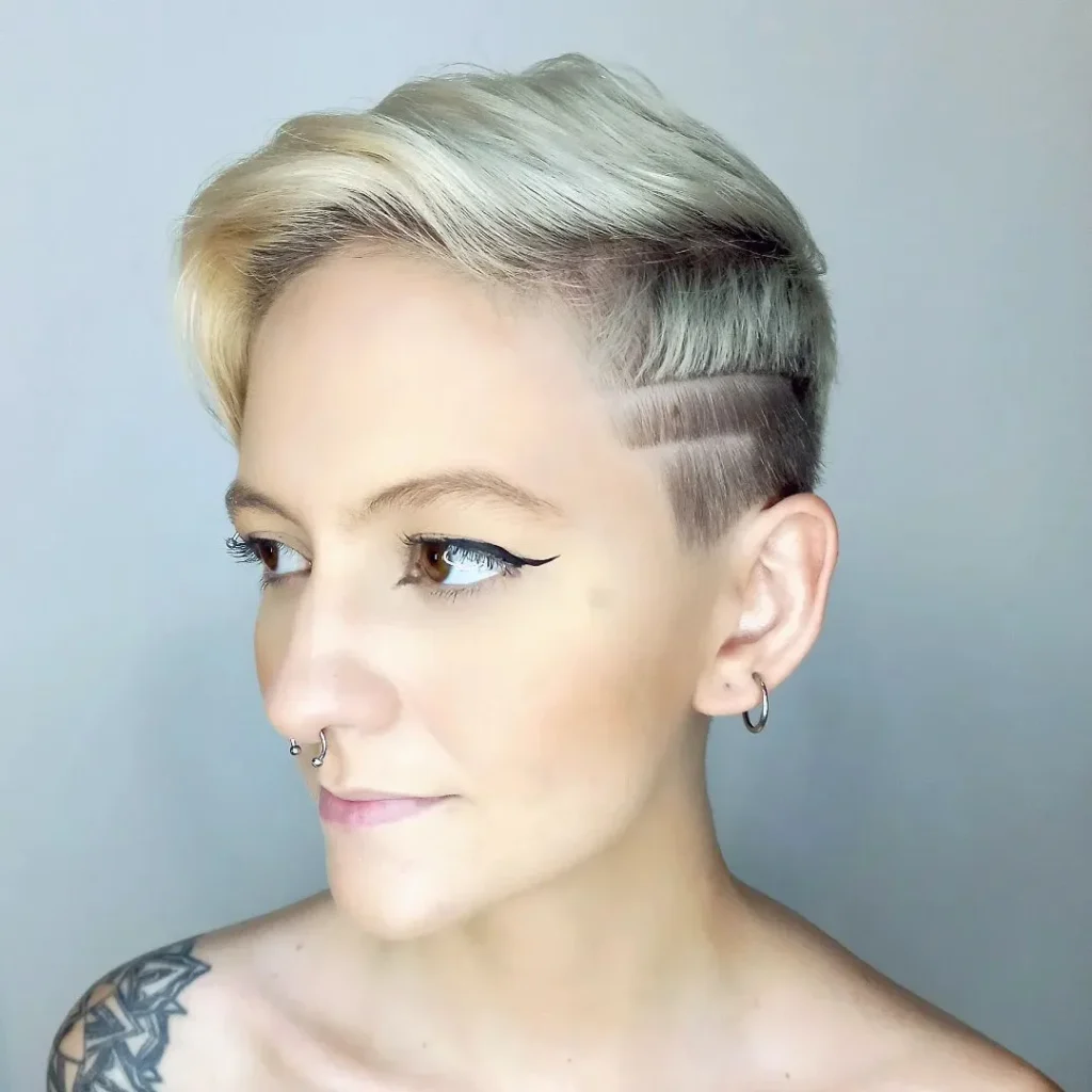 Asymmetrischer Pixie-Schnitt für feines Haar