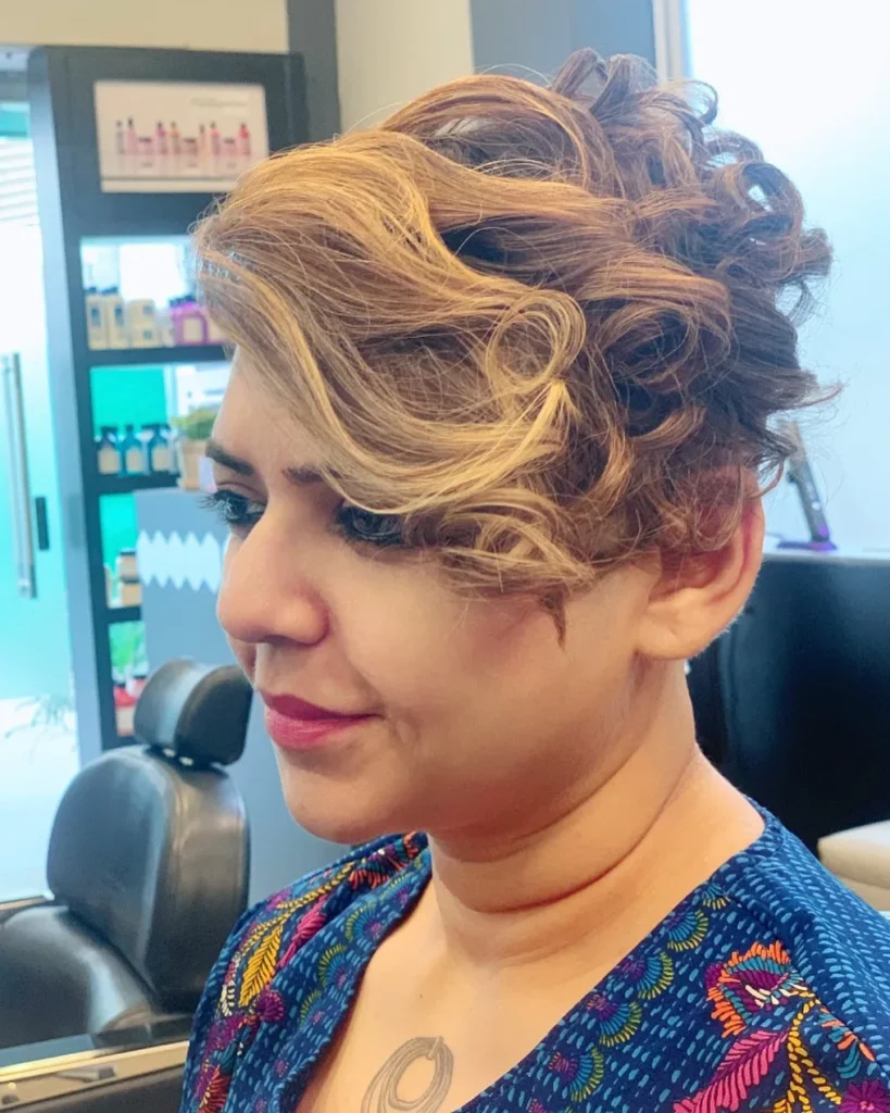 Asymmetrischer Pixie-Schnitt mit großen Locken