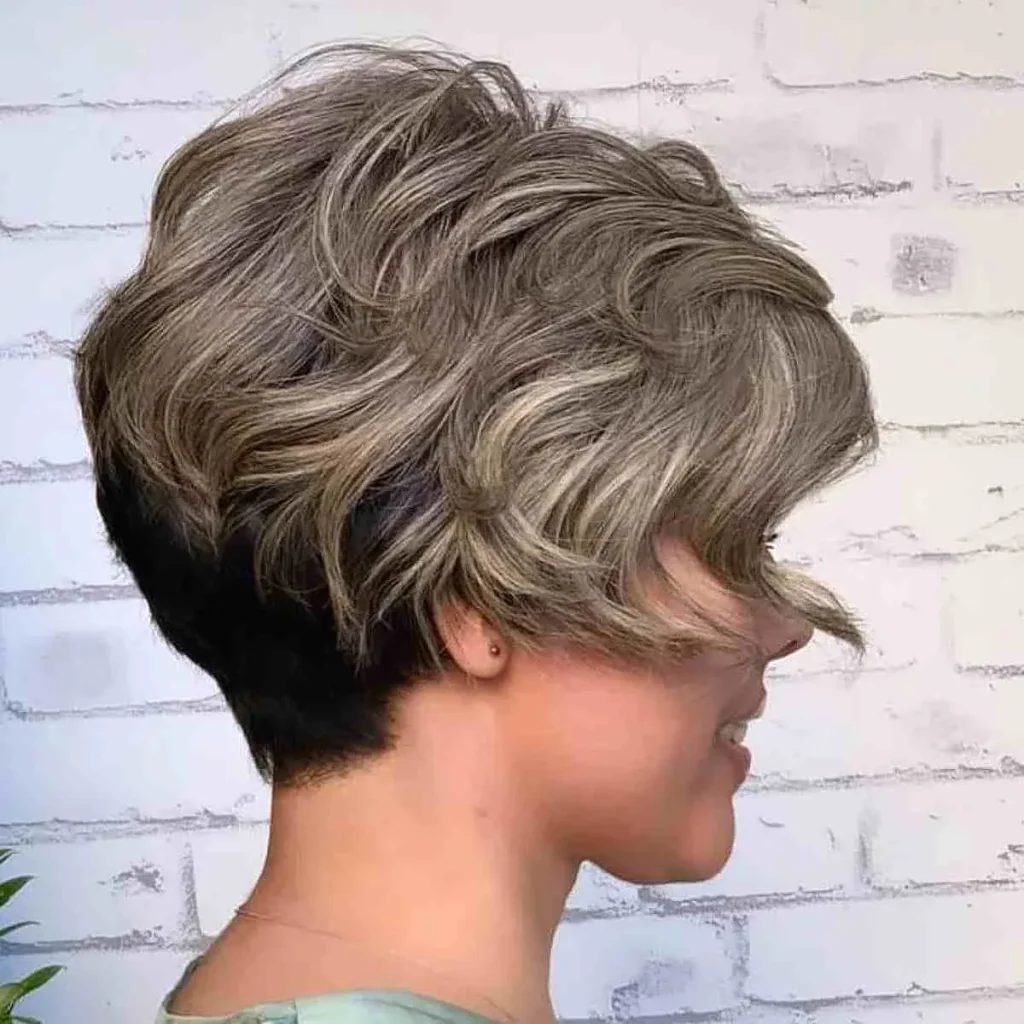 Asymmetrischer Pixie-Schnitt mit langen Stufen