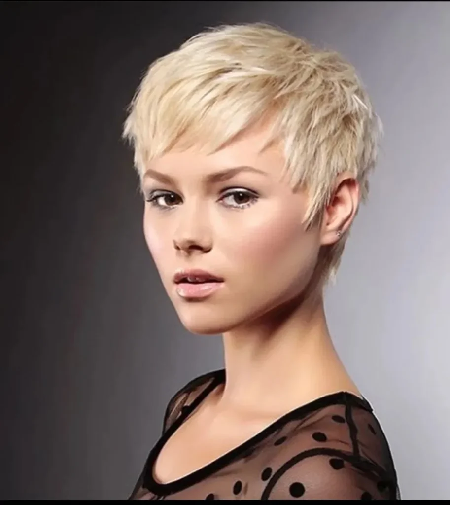 Blonder Choppy-Pixie-Schnitt für dichtes Haar