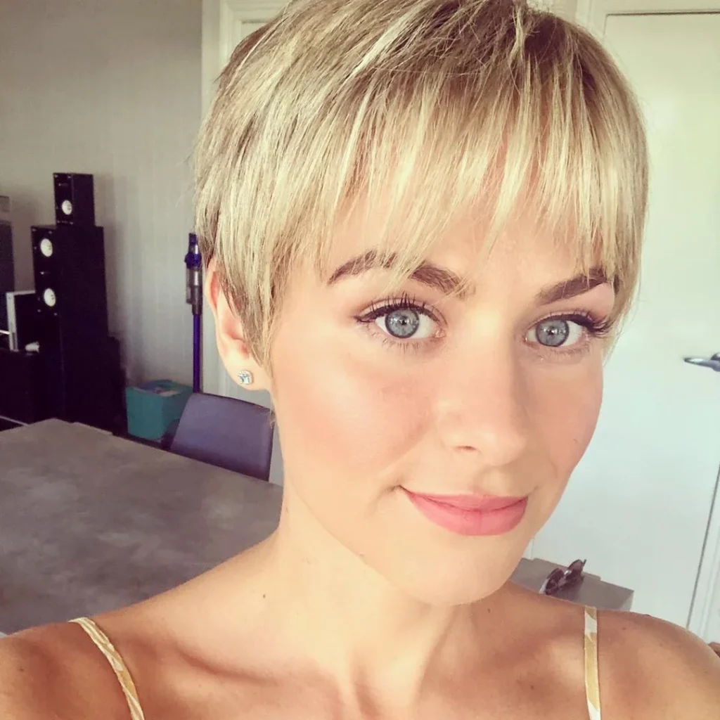 Blonder Choppy-Pixie-Schnitt mit geradem Pony