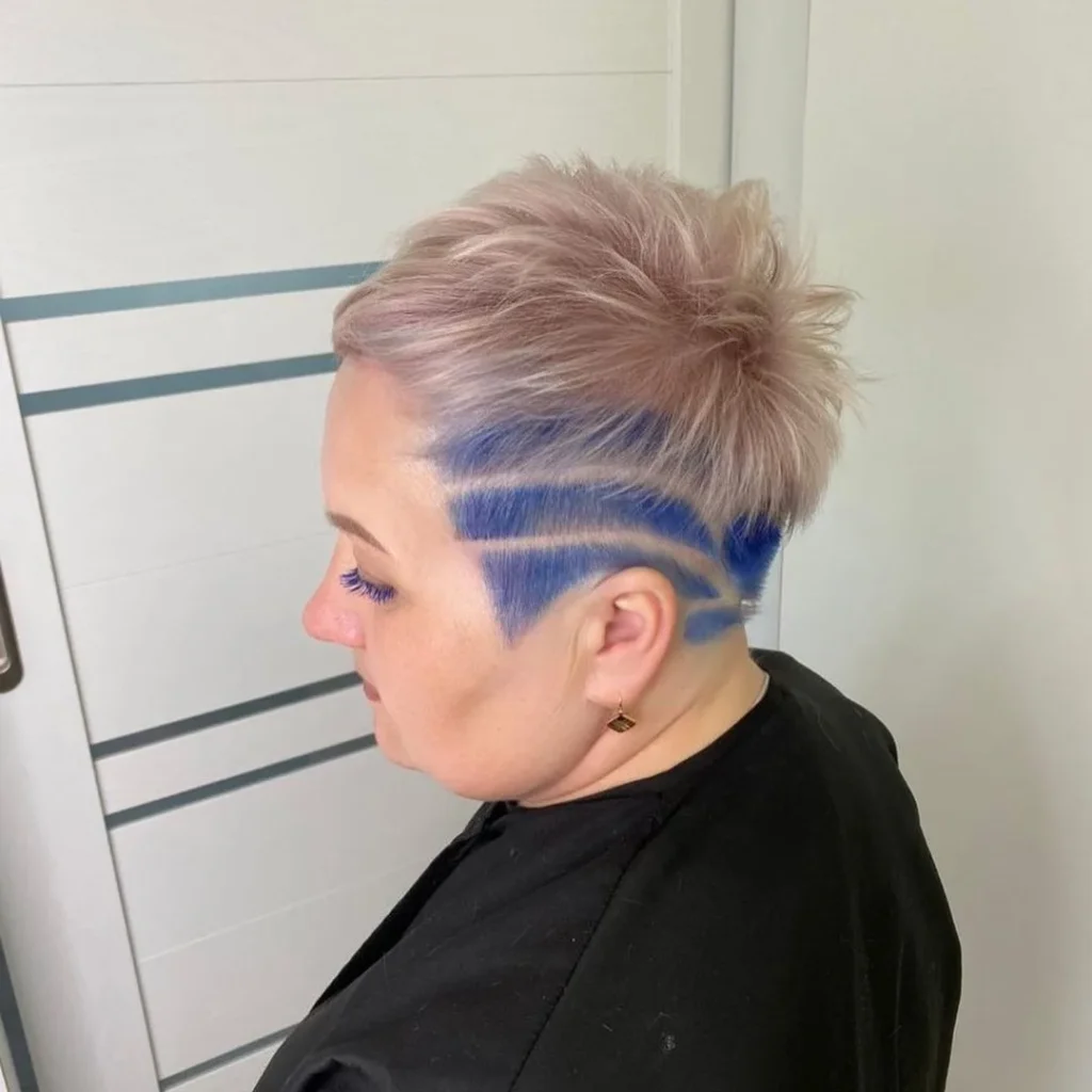 Blonder Pixie-Cut mit blauen Fades