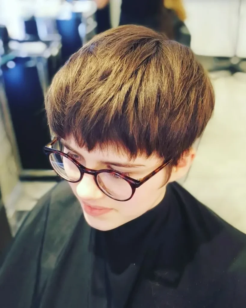 Bowl-Choppy-Pixie für dichtes Haar