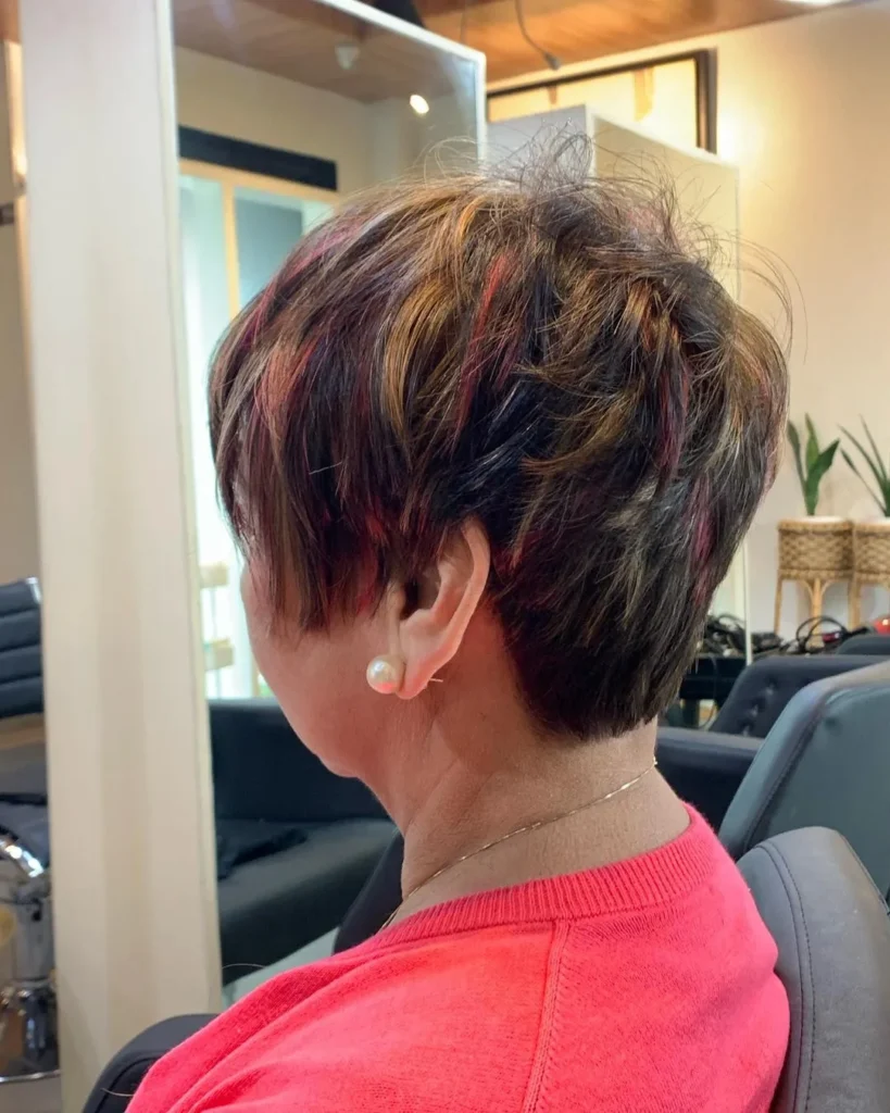 Funky bunter Pixie-Cut für ältere Damen