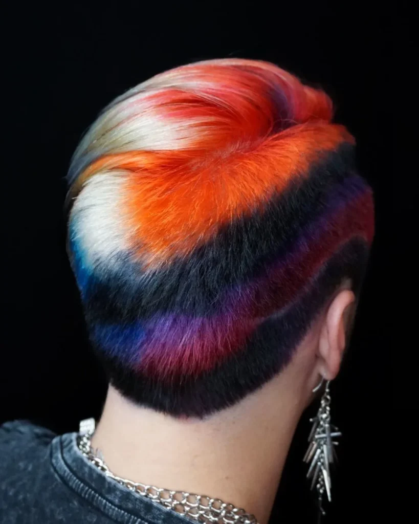 Funky farbiger Pixie-Cut für kurzes Haar