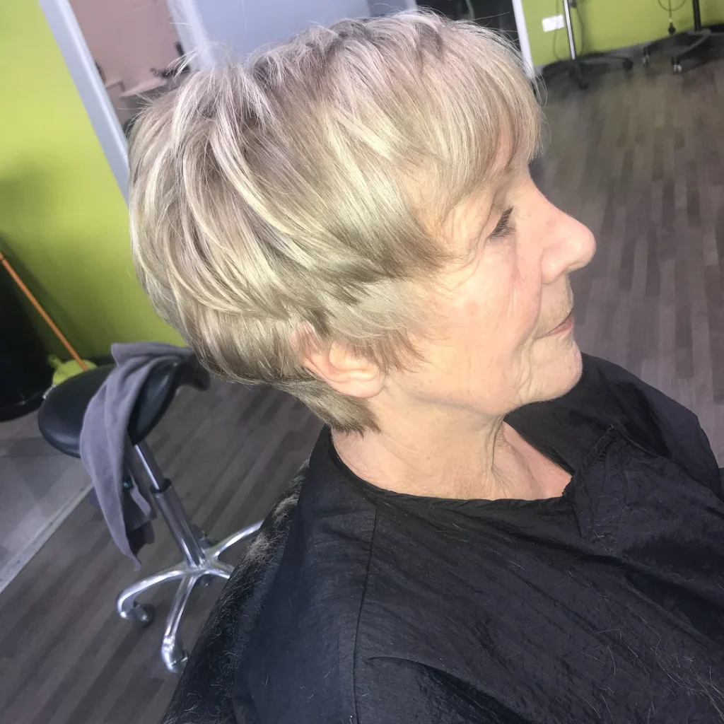 Choppy Pixie Cut für Frauen über 60 mit dichtem Haar