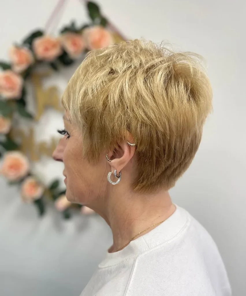 Choppy-Pixie-Schnitt für Frauen über 50 mit dichtem Haar