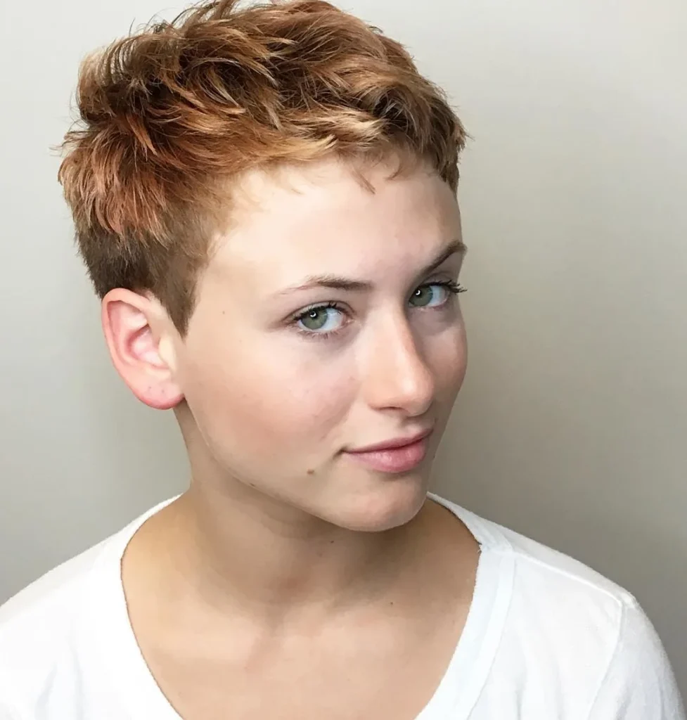 Erdbeer-Blonder Choppy-Pixie für dichtes Haar