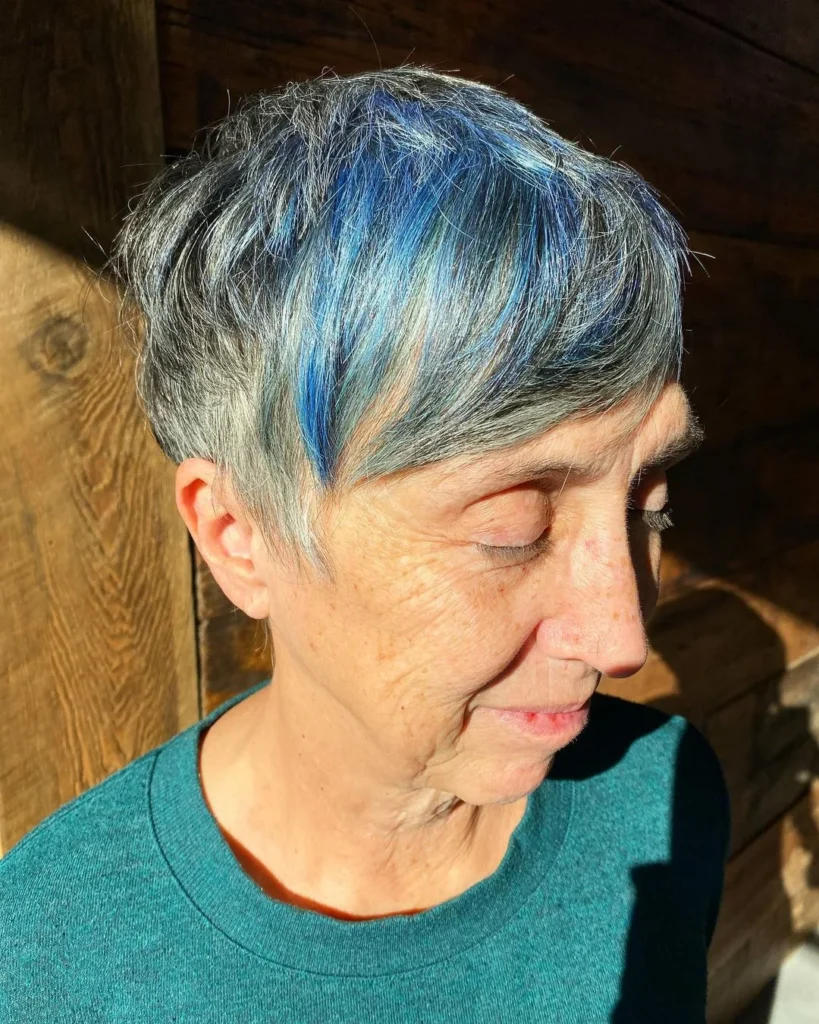 Grauer Pixie-Schnitt mit blauen Highlights