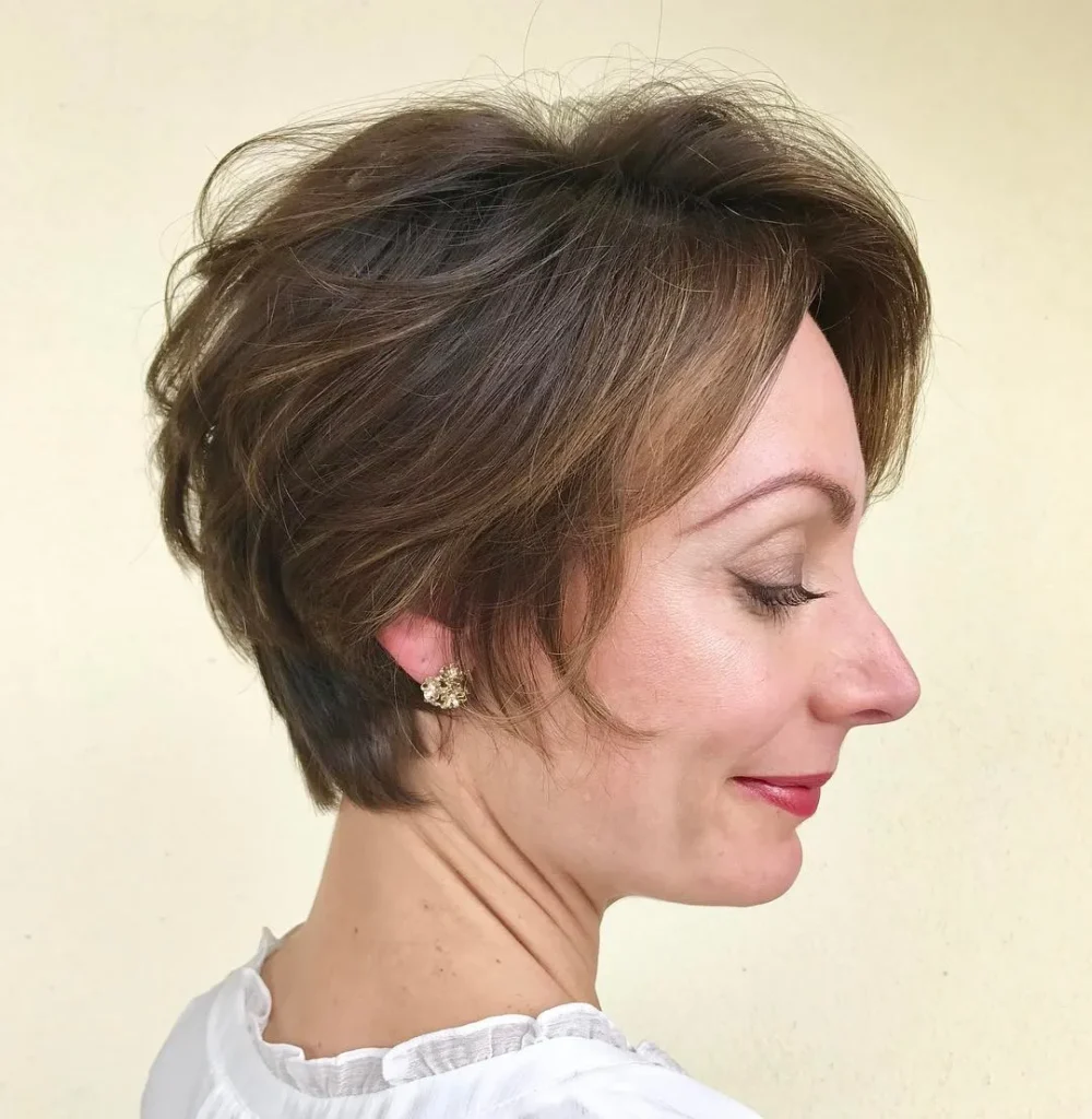 Grob geschnittener Bob-Pixie-Cut für dichtes Haar