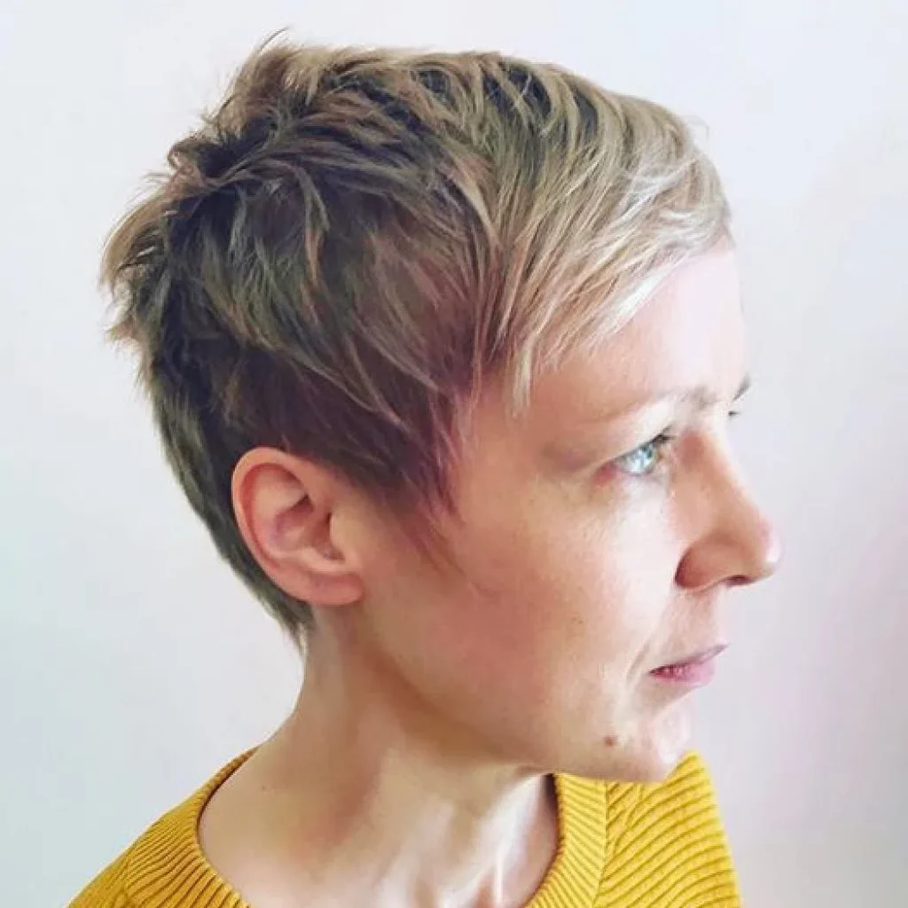  Kurzer Choppy-Pixie mit blonden Highlights