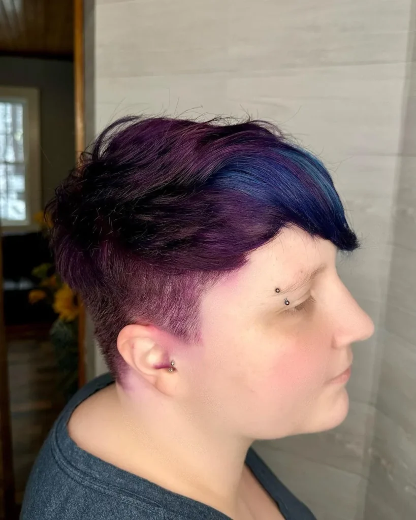 Lila Pixie-Cut mit blauen Highlights