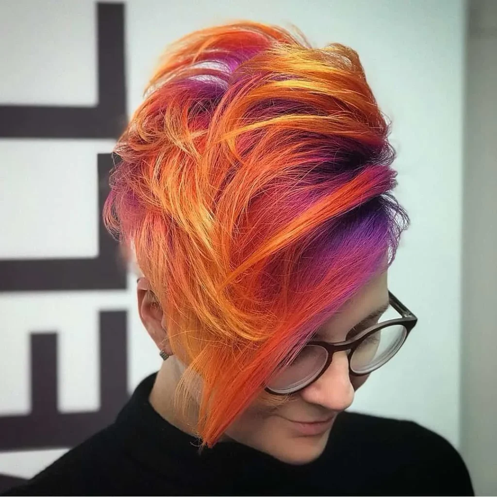 Mehrfarbiger Pixie-Cut mit langem Pony