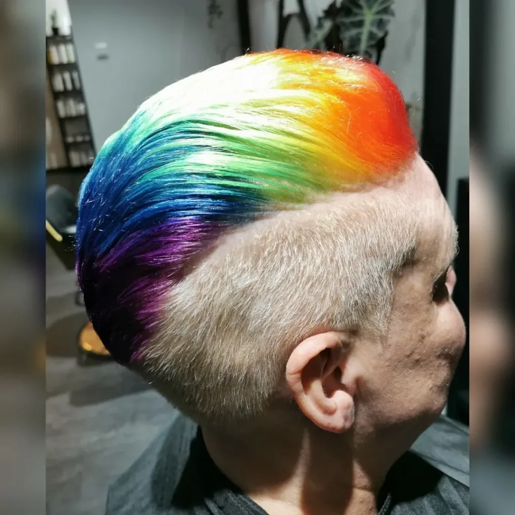 Regenbogen-Pixie mit grauem Undercut