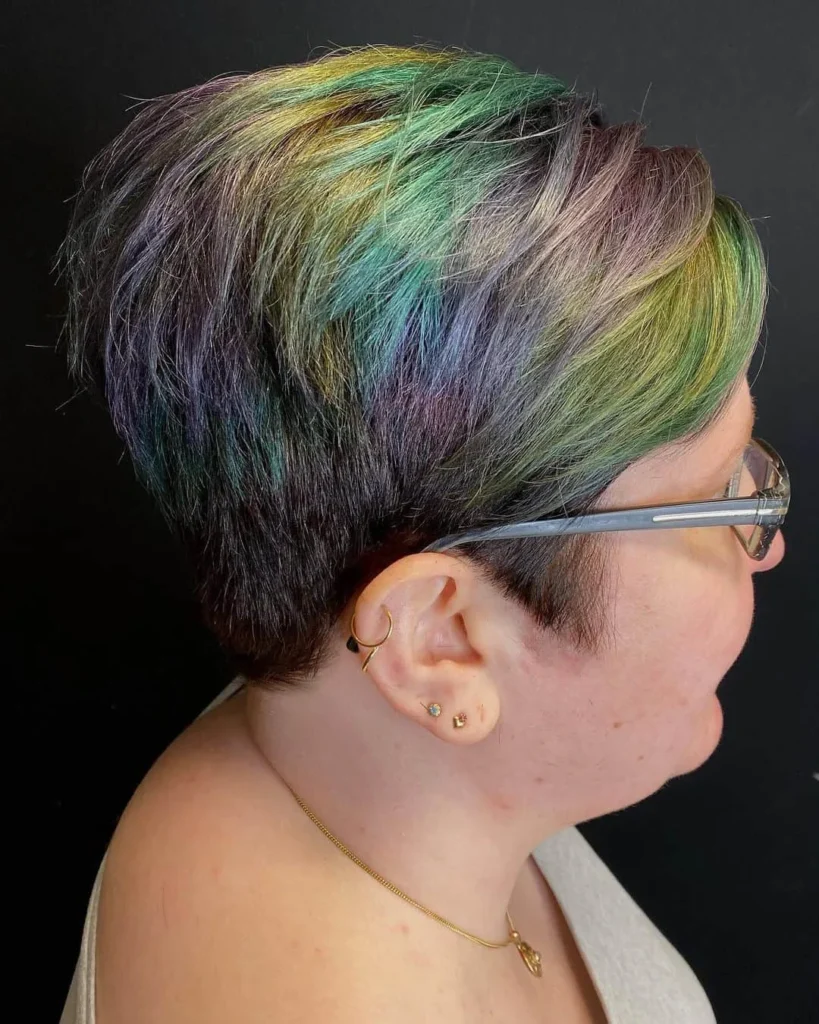 Regenbogenfarbener Pixie für Damen mit Brille