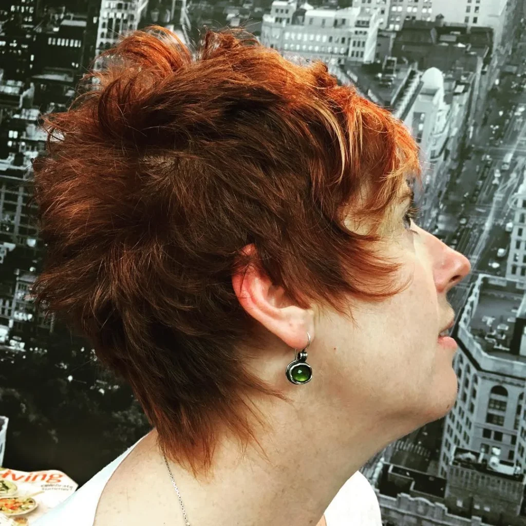 Roter Choppy-Pixie-Cut für dichtes Haar mit Koteletten