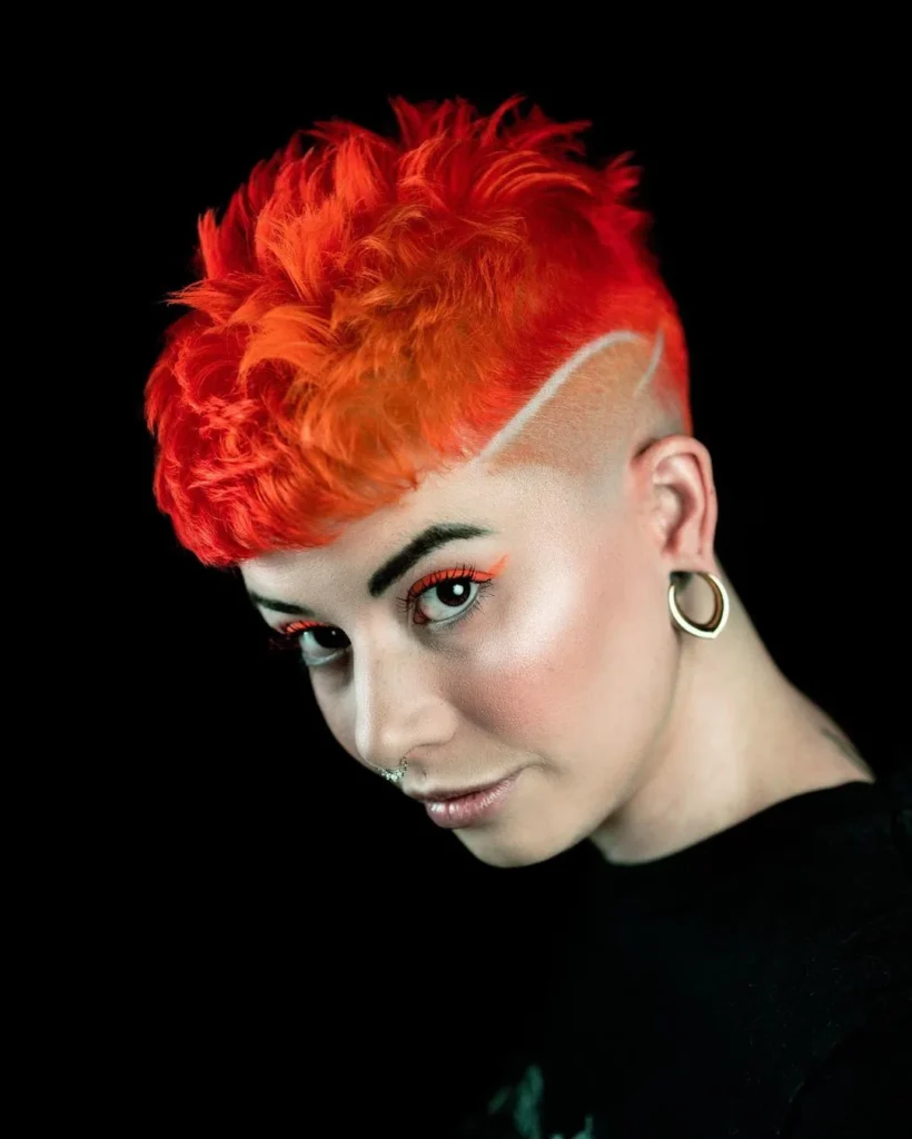 Feurig roter Pixie mit Undercut und Fade