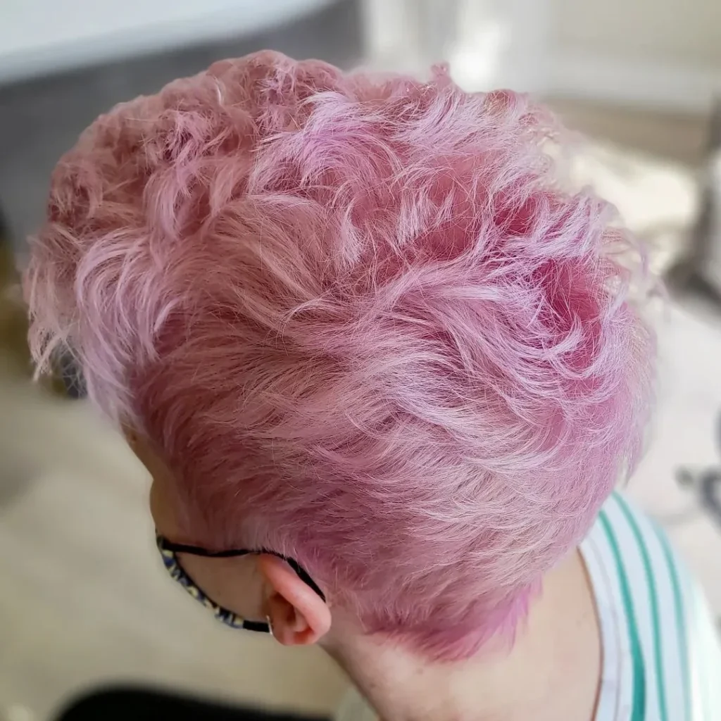 Baby-Pink Pixie-Schnitt