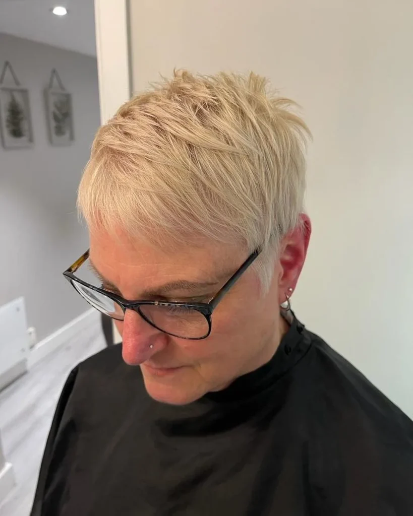 Blonde spitze Pixie-Frisur für ältere Damen mit Brille