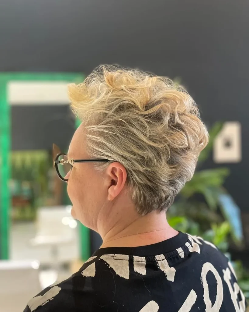 Blonder Pixie mit Highlights für ältere Damen mit Brille