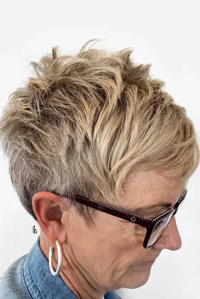 Blonder gestufter Pixie für ältere Damen mit Brille