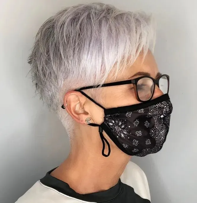 Choppy-Pixie für ältere Damen mit Brille