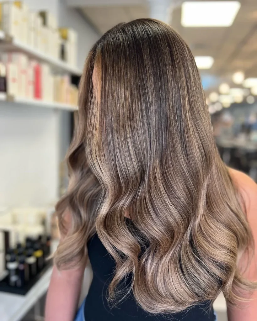 Kühl getöntes Sandbraun Balayage