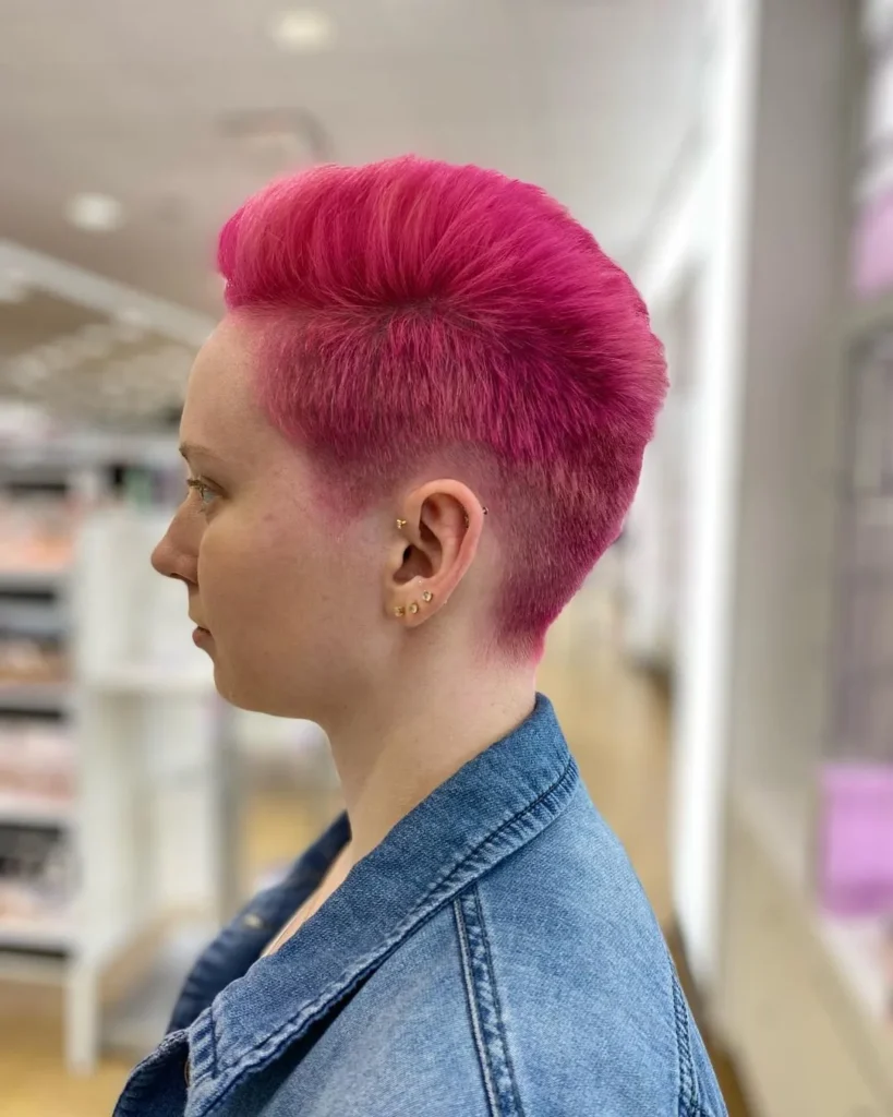 Kurzer Hot-Pink Pixie