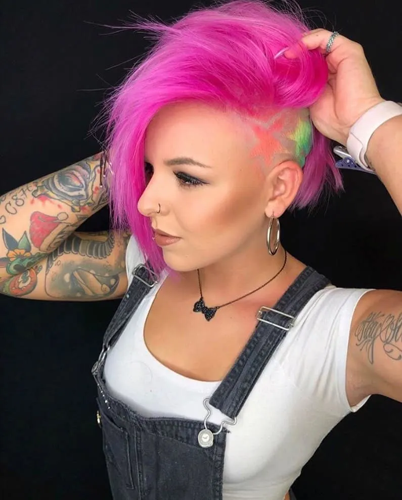  Langer violetter Pixie-Schnitt mit tätowiertem Undercut