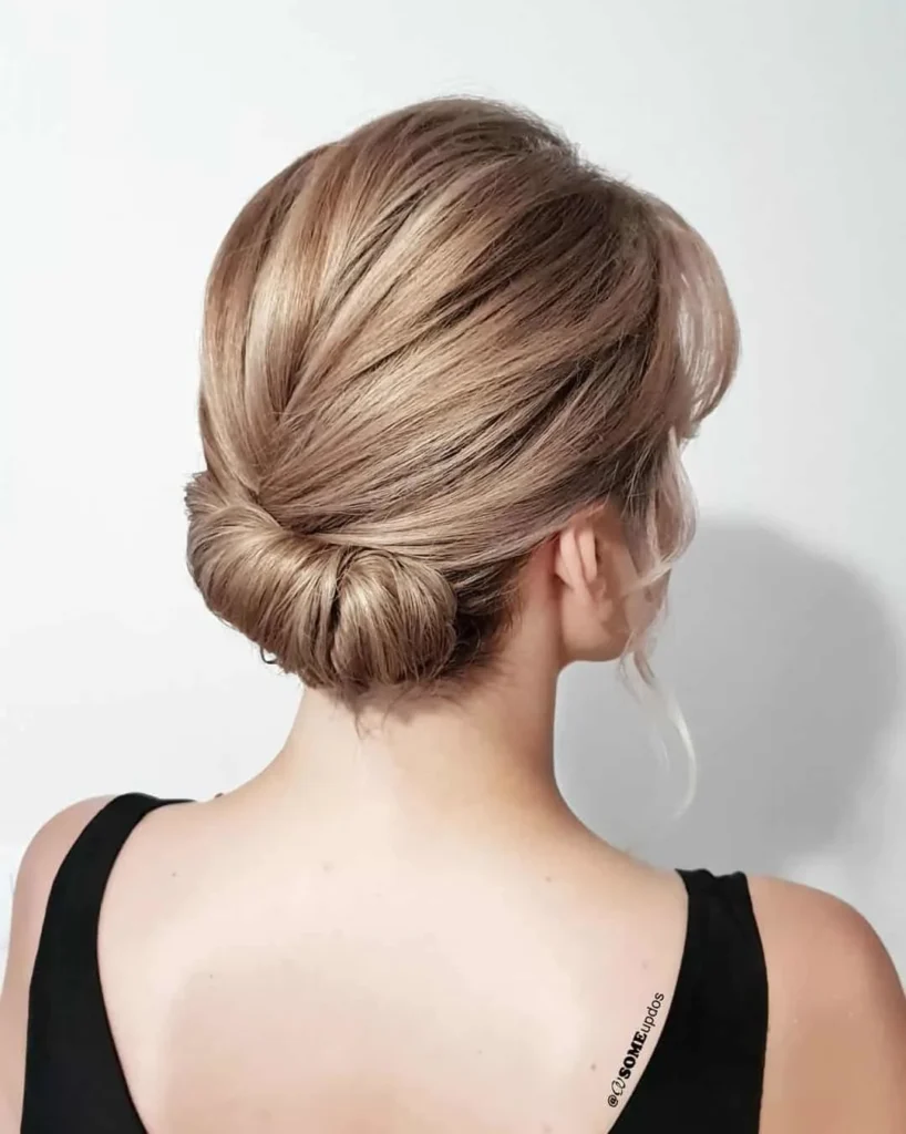 Niedriger Chignon für kurzes Haar