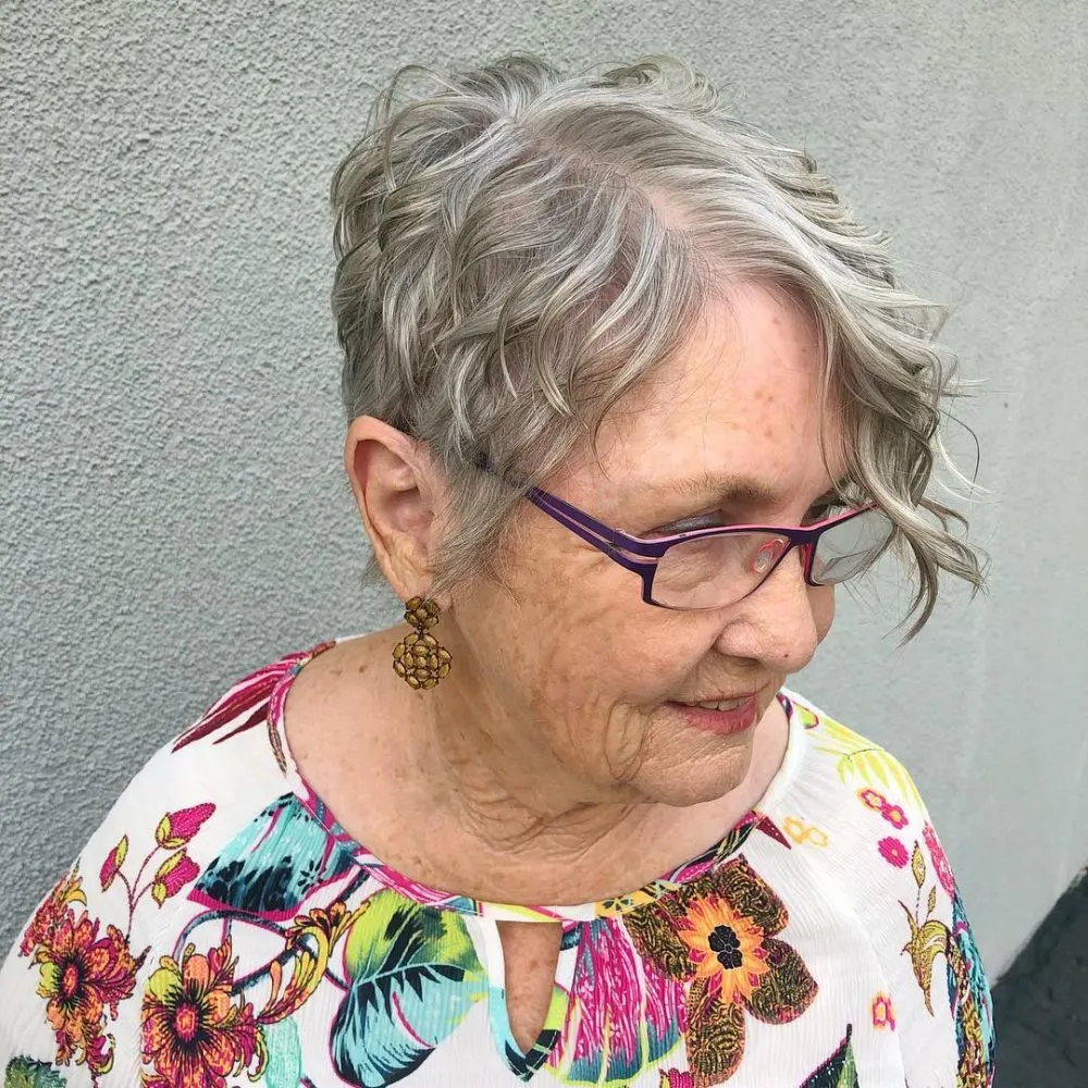 Pixie-Cut mit lockigem Pony für ältere Damen mit Brille