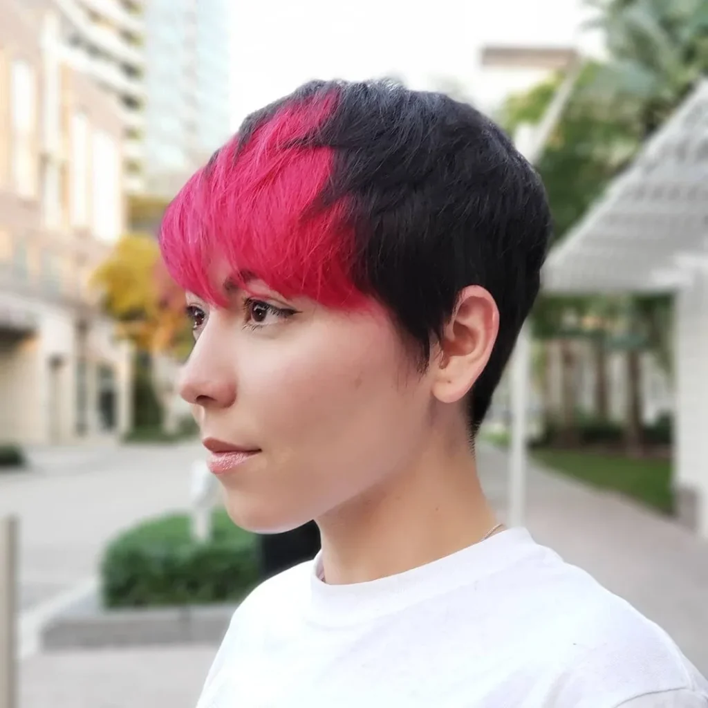 Pixie-Cut mit rosa Spitzen