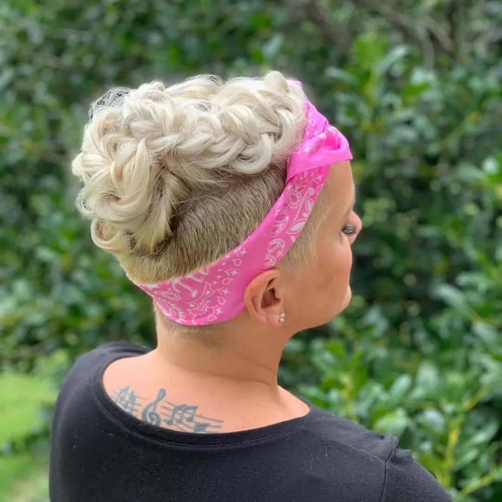 Pixie Hochsteckfrisur mit Bandana