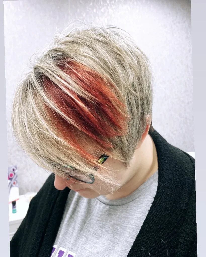 Pixie mit roter Farbe für ältere Damen mit Brille