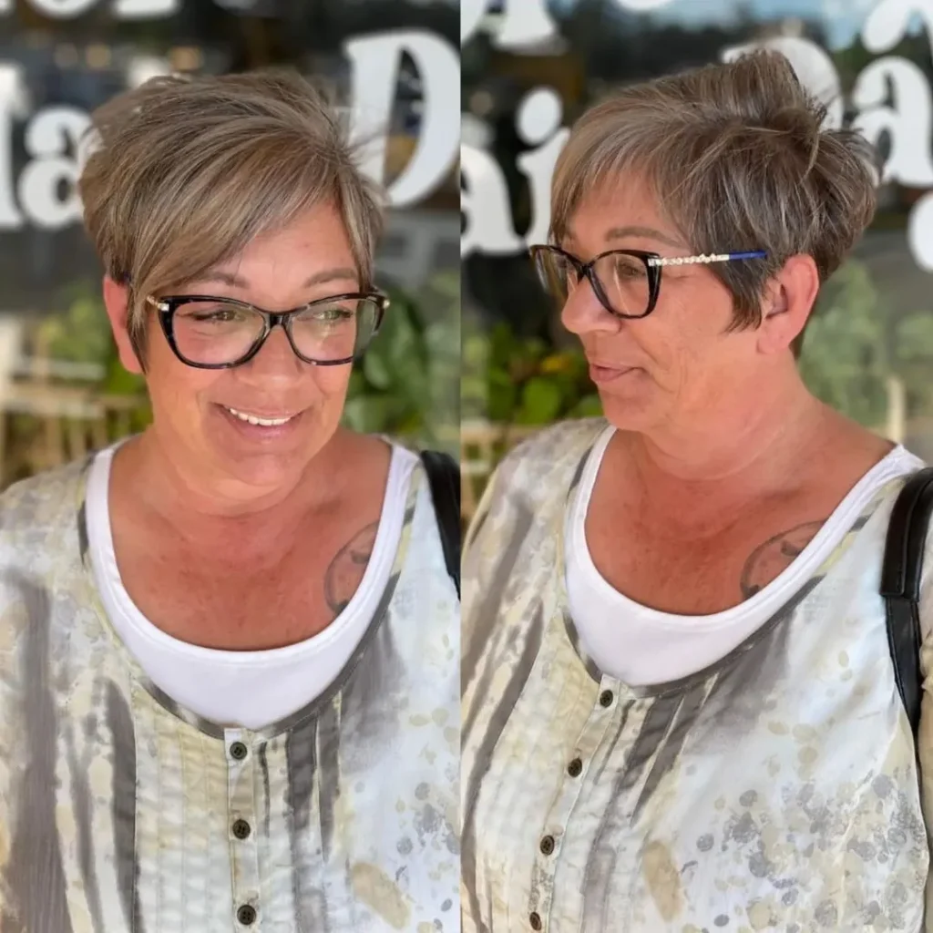 Pixie mit weichen Highlights für ältere Damen mit Brille