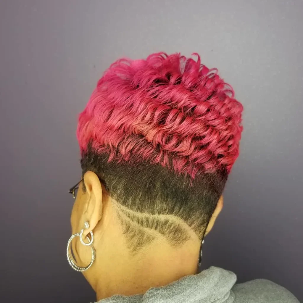 Rosa Pixie-Schnitt mit Spiral-Locken und Undercut