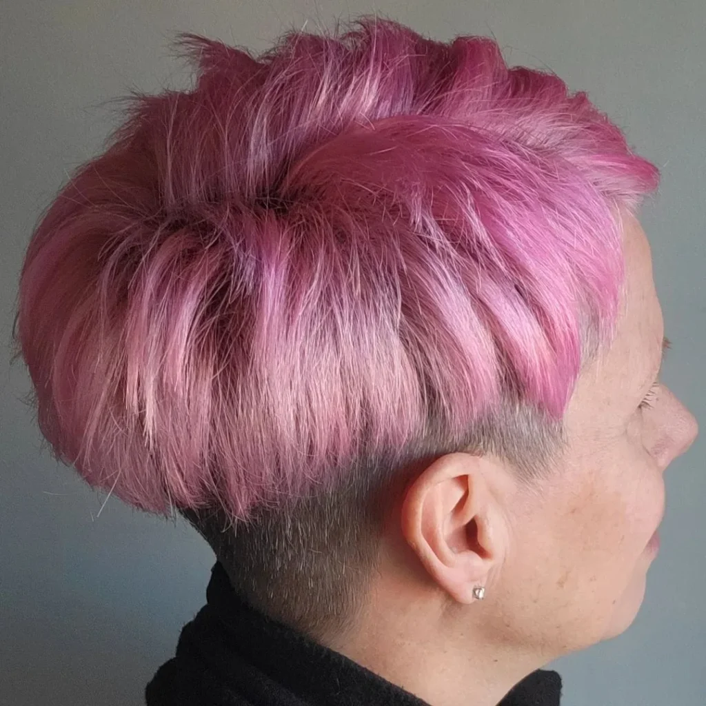 Rosa Pixie-Schnitt mit Undercut