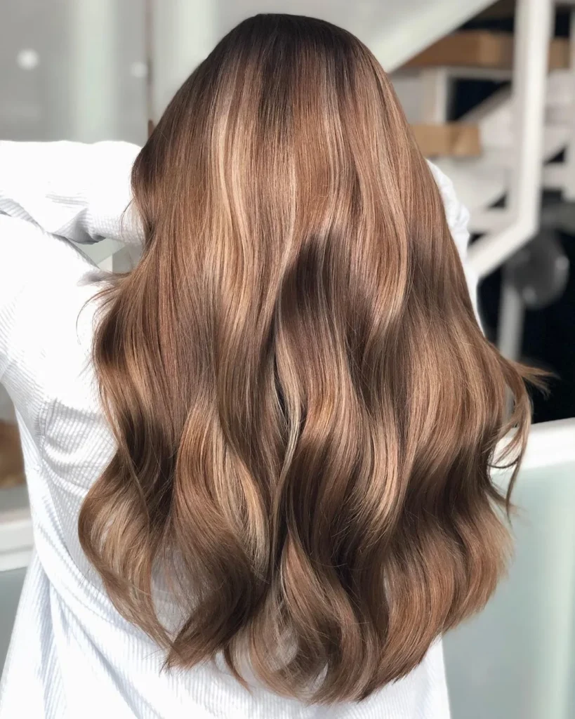 Sandbraunes Haar mit blonden Highlights