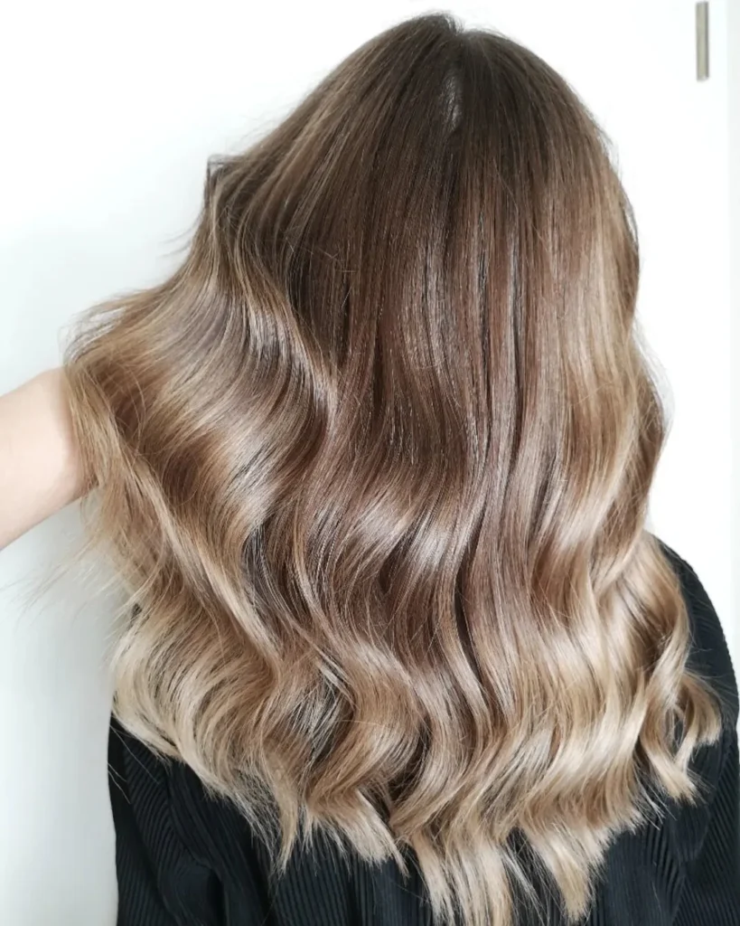 Sandiges Braun mit blondem Balayage