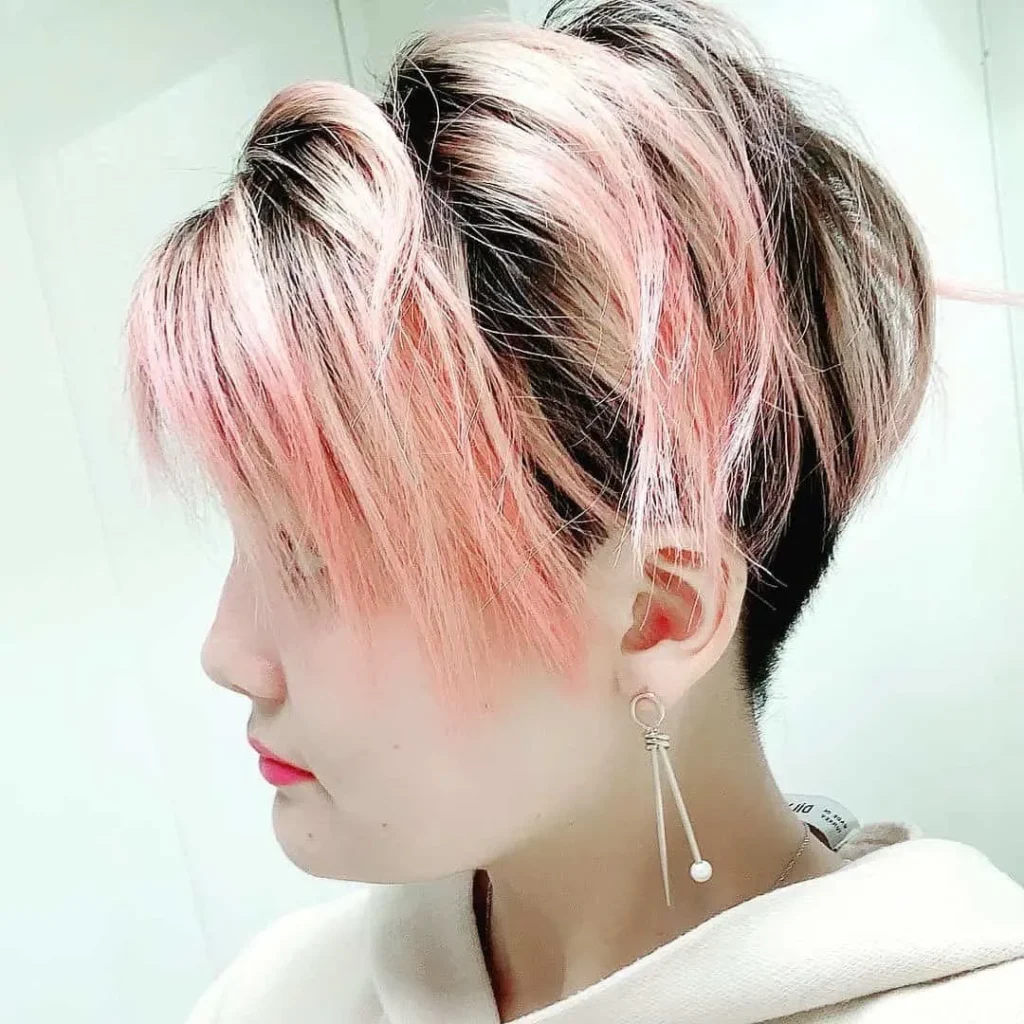 Schwarzer Pixie mit Bubblegum-Pink Highlights