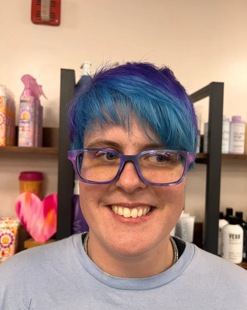 Space-Blue Pixie für ältere Damen mit Brille