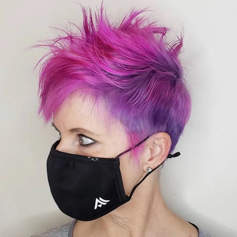  Stacheliger, messy, violett-pinker Pixie-Schnitt